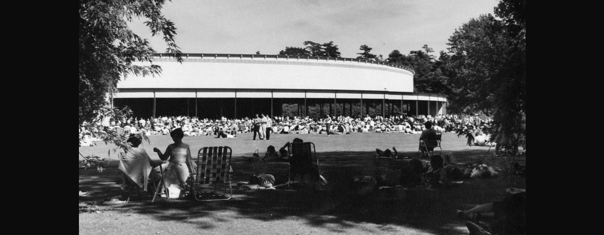 Tanglewood Shed with lawn audience, 1960. Heinz Weissenstein, photographer (Whitestone Photo)